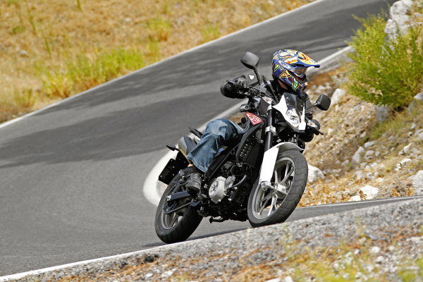 Несмотря на внешнее сходство с BMW G650GS, шасси у Husqvarna TR650 все-таки свое. Спереди стоит &laquo;перевернутая&raquo; вилка Sachs с перьями &Oslash;46 мм, а сзади &ndash; моноамортизатор той же фирмы. Но экономия видна и тут: из регулировок гидравлики &ndash; только демпфирование отбоя задней подвески. Отличия в геометрии между Strada и Terra объясняются разными размерами передних колес.