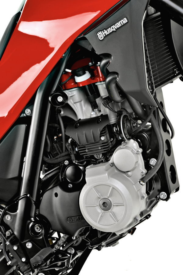 Одноцилиндровый мотор объемом 652 см&sup3; попал на Husqvarna TR650 в модернизированной ипостаси: специально для него был установлен кованый поршень (он легче стокового на 112 г), пересмотрена конфигурация впускных и выпускных коллекторов, увеличен диаметр впускных и выпускных клапанов (с 36 до 38,5 мм и с 31 до 34 мм, соответственно), применен новый профиль кулачков распредвала с увеличенным подъемом клапанов и более широкими фазами, поднята степень сжатия (с 11,5 до 12,3), а также модернизирована система впрыска топлива. Все это позволило поднять мощность с 48 до 58 л.с. Правда, в ущерб тяге &ndash; максимальный крутящий момент упал с 60 до 54 Нм.